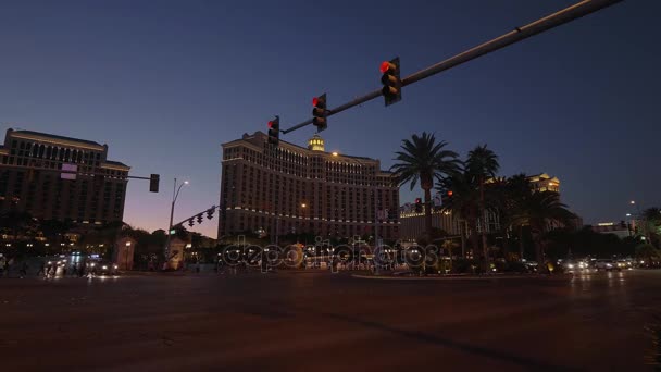 Las Vegas Strip and Bellagio Hotel v noci - LAS VEGAS-NEVADA, 11. října 2017 — Stock video