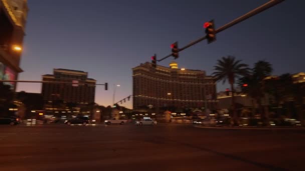 Las Vegas Strip and Bellagio Hotel v noci - LAS VEGAS-NEVADA, 11. října 2017 — Stock video