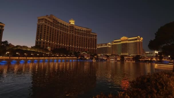 Csodálatos tó a Las Vegas-i Bellagio Hotel előtt - éjszakai kilátás - LAS VEGAS-NEVADA, Október 11, 2017 — Stock videók