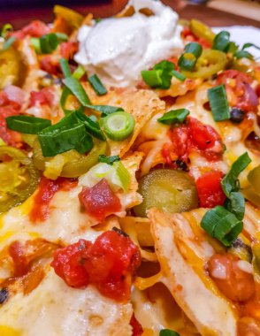 Meksika yemeği - cips eritilmiş peynir, ekşi krema ve Topingler