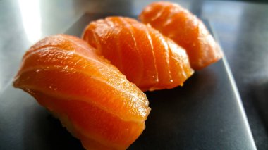 Japon suşisi - yakın çekim - taze somon balığı