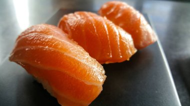 İyiliği nigiri suşi - ateş yakından - taze somon