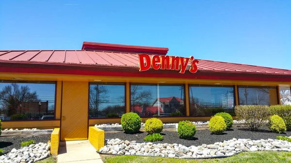 Dennys restauracja i American Diner w Stanach Zjednoczonych - Filadelfii - 8 kwietnia 2017 r. — Zdjęcie stockowe