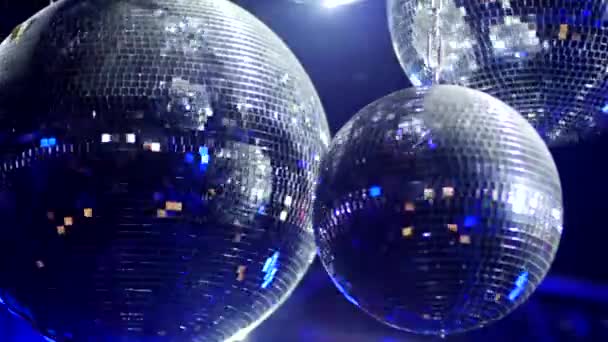 Roterende Spiegelbal in een club reflecterend blauw licht - close-up shot — Stockvideo