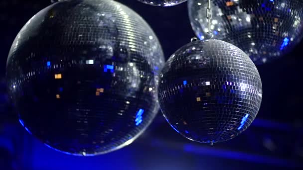 -クラブで Mirrorballs をスローモーションでのショットを閉じる — ストック動画