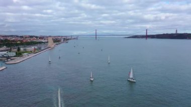 Tejo Nehri Lizbon 'daki Tagus Nehri' ni de ünlü 25 Nisan Köprüsü ile adlandırdı.