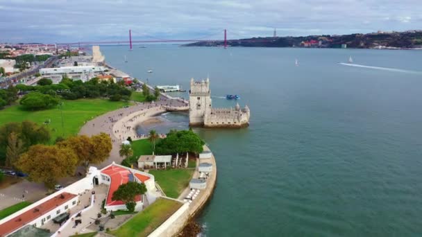 Voo em torno da famosa Torre de Belém em Lisboa — Vídeo de Stock