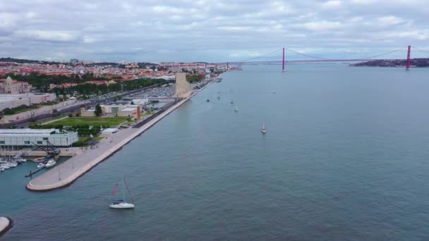 Fluss tejo auch als Fluss tagus in Lissabon mit der berühmten Brücke vom 25. April — Stockvideo