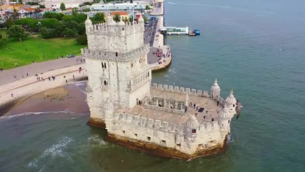 Belem Tower в Лиссабоне является известной достопримечательностью в городе — стоковое видео