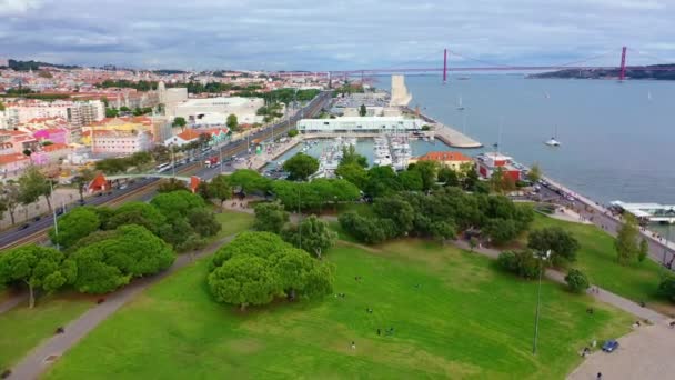 Λισαβόνα από ψηλά εναέρια θέα πάνω Belem και Tagus ποταμού — Αρχείο Βίντεο