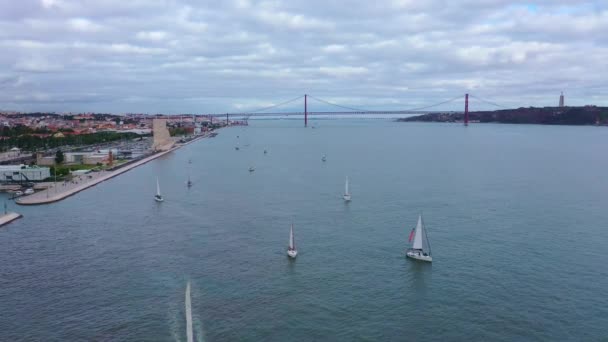 Sungai Tejo juga disebut sungai Tagus di Lisbon dengan Jembatan April 25 yang terkenal — Stok Video