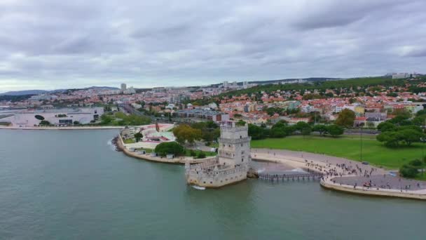 Voo em torno da famosa Torre de Belém em Lisboa — Vídeo de Stock