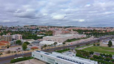 Belem ve Tagus Nehri üzerindeki gökyüzünden Lizbon