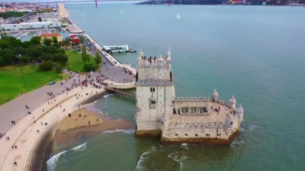 Repülés körül híres Belem Tower Lisszabonban — Stock videók