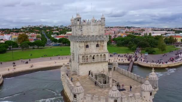 Belem Tower в Лиссабоне является известной достопримечательностью в городе — стоковое видео