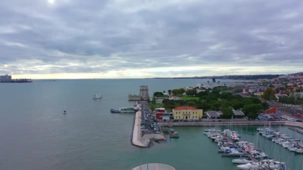 Belem ve Tagus Nehri üzerindeki gökyüzünden Lizbon — Stok video