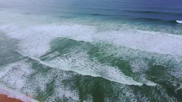 Portekiz 'in Atlantik kıyısında vahşi okyanus suyu — Stok video