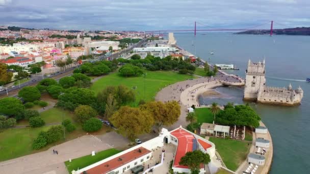 Terbang di sekitar Menara Belem yang terkenal di Lisbon — Stok Video