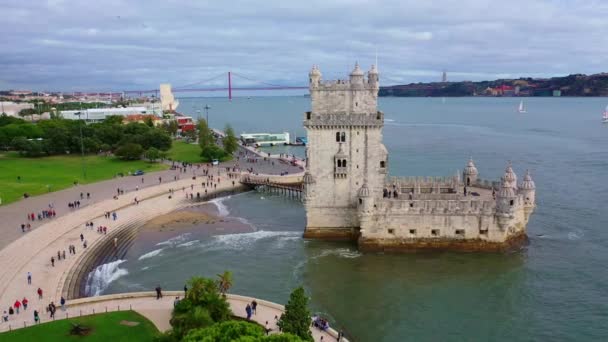 Удивительный вид на башню Белем в Лисбоне, Португалия — стоковое видео