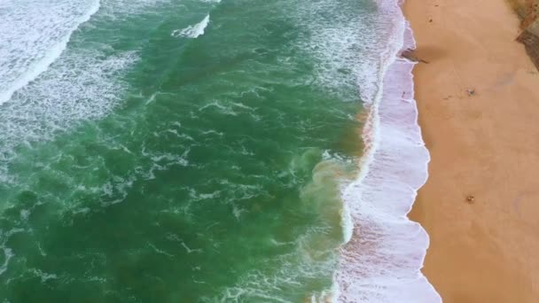 대서양에 있는 포르투갈의 아름다운 해변 — 비디오