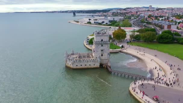 Vlucht rond de beroemde Belemtoren in Lissabon — Stockvideo