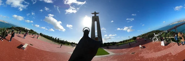 Panorama-luftaufnahme über die christusstatue auf dem hügel der lisbon almada namens cristo rei — Stockfoto