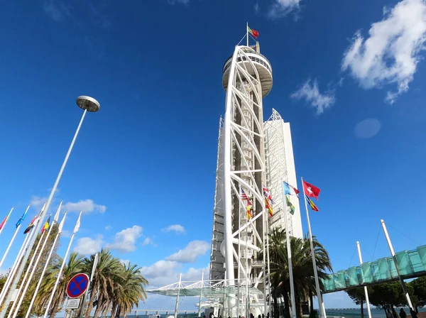 Vasco da Gama Tower és Myriad Hotel a Lisszaboni Nemzeti Parkban - Lisszabon városa, Portugália - 2019. november 5. — Stock Fotó