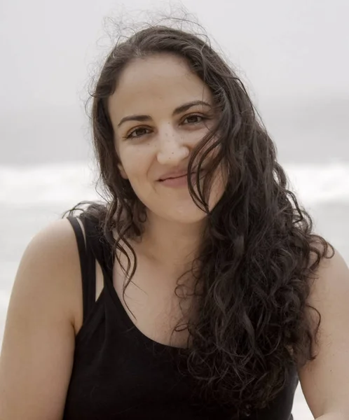 Menina turca na praia em um belo dia de verão — Fotografia de Stock