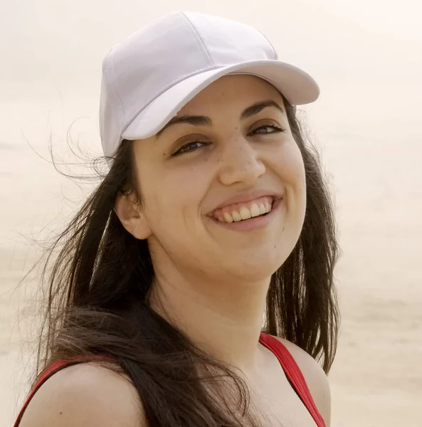 Türkisches Mädchen am Strand an einem schönen Sommertag — Stockfoto