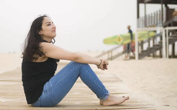 Türkisches Mädchen am Strand an einem schönen Sommertag — Stockfoto