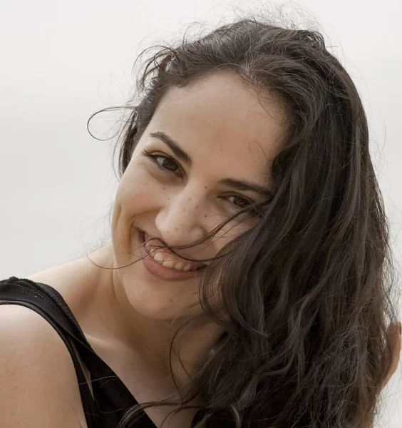 Menina turca na praia em um belo dia de verão — Fotografia de Stock