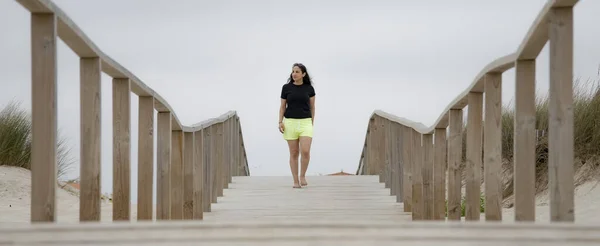 Wandelen op een pier over de zandstranden — Stockfoto