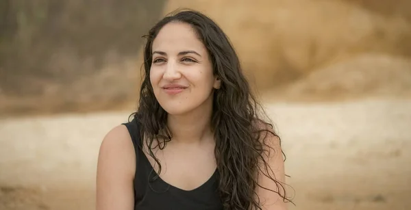 Junge Frau entspannt sich während ihres Sommerurlaubs am Strand — Stockfoto