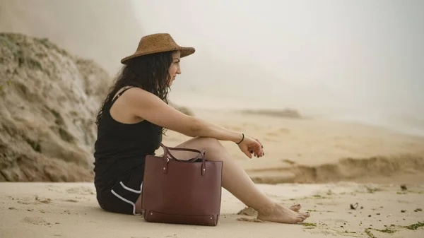 Junge Frau entspannt sich während ihres Sommerurlaubs am Strand — Stockfoto