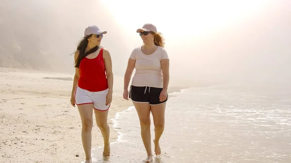 Een zorgeloze ontspannende dag aan het strand - mooie meisjes op zomervakantie — Stockfoto