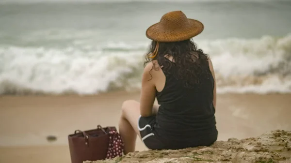 Jonge vrouw ontspant op het strand tijdens haar zomervakantie — Stockfoto