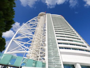 Lizbon 'daki Milletler Parkı' nda Vasco da Gama Kulesi ve Myriad Oteli - Lizbon Şehri, Portekiz - 5 Kasım 2019