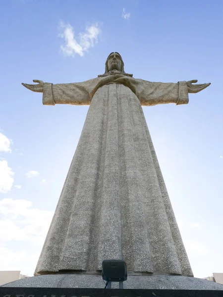Posąg Chrystusa na wzgórzu Lizbony Almada o nazwie Cristo Rei — Zdjęcie stockowe