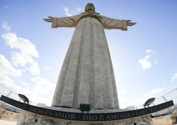 Enorme estátua de Cristo Rei no topo de Almada em Lisboa — Fotografia de Stock