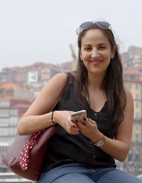 Mujer joven viaja a Oporto para hacer turismo en Portugal —  Fotos de Stock