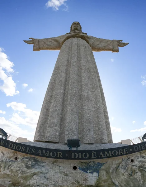 Kristus staty på kullen i Lissabon Almada som heter Cristo Rei — Stockfoto