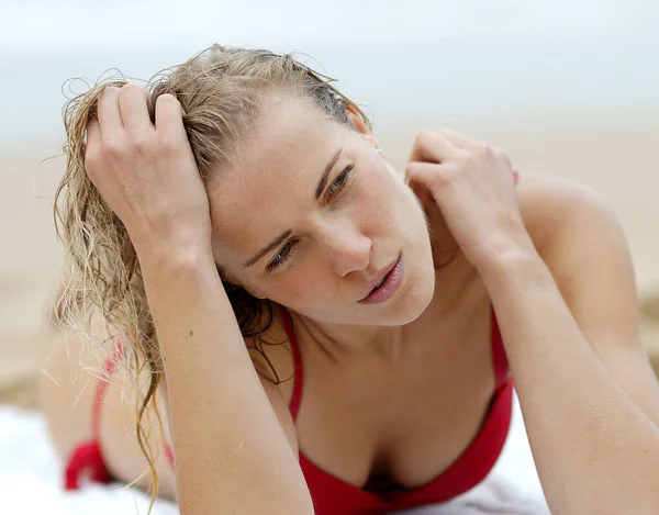 Sexy Dziewczyna Czerwonym Bikini Wakacjach Plaży — Zdjęcie stockowe