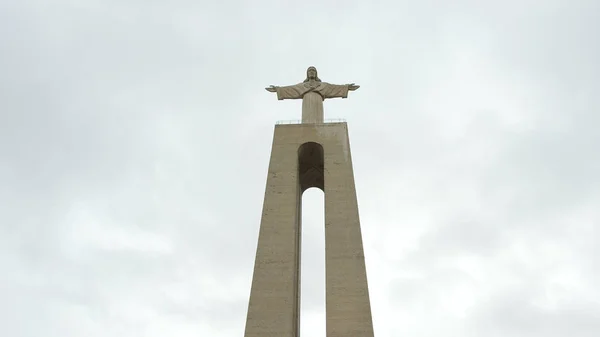 Famosa statua di Cristo a Lisbona Almada chiamato Cristo Rei — Foto Stock