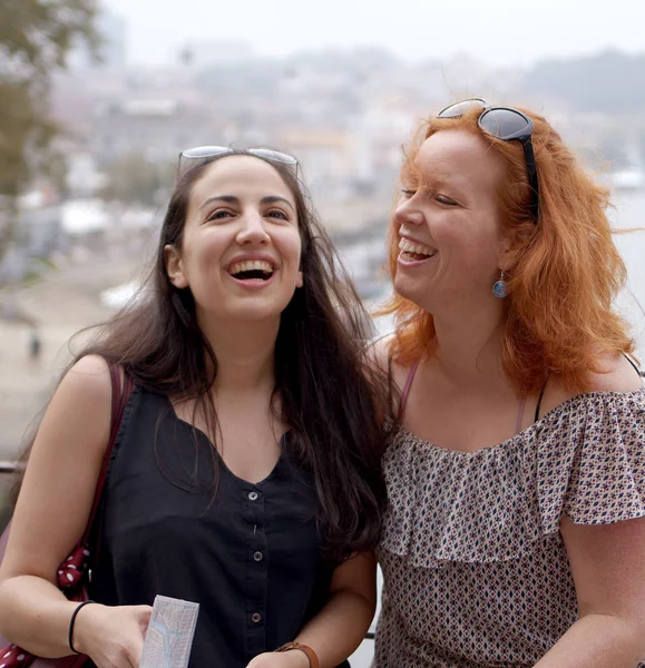 Deux femmes en voyage touristique à Porto au Portugal — Photo