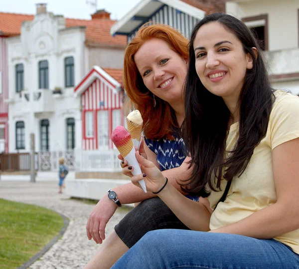 Jíst zmrzlinu na letních prázdninách v Portugalsku — Stock fotografie