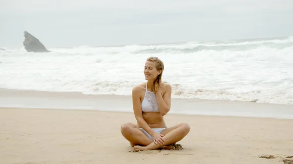 Glückliche Frau Weißen Bikini Meer — Stockfoto