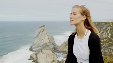 Güzel bir kadın Portekiz 'deki Cabo da Roca' da rahatlıyor - Sintra Doğal Park