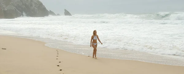 Menina Sexy Praia Adraga Costa Oceano Atlântico Portugal — Fotografia de Stock