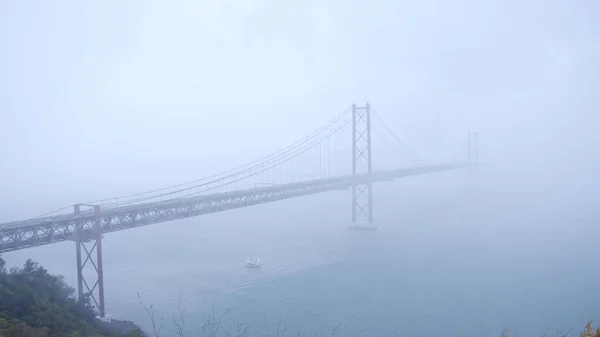 Lisszabon Leghíresebb Hídja Egy Ködös Napon Április Híd Utazási Fotózás — Stock Fotó