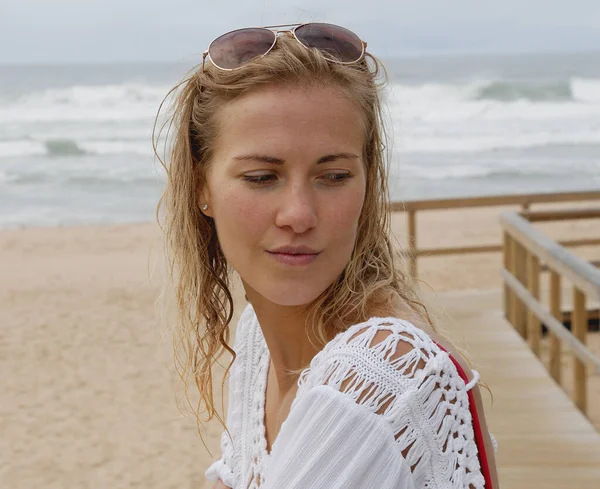 セクシー女の子で白いドレスで海のビーチ — ストック写真